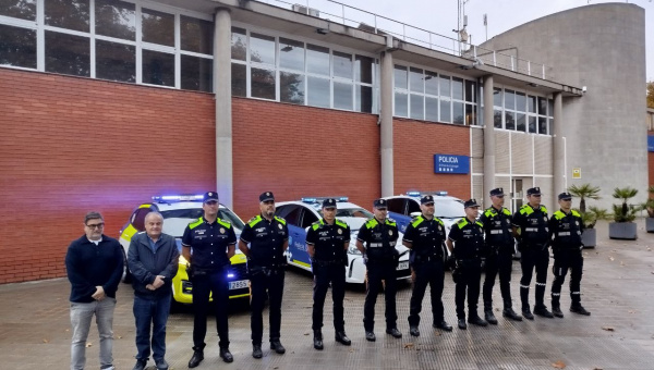 Els set agents de la policia local destinats a València, amb el cap i el sotscap del cos, el regidor de Seguretat Rafa Duarte i l'alcalde, Lluís Mijoler.