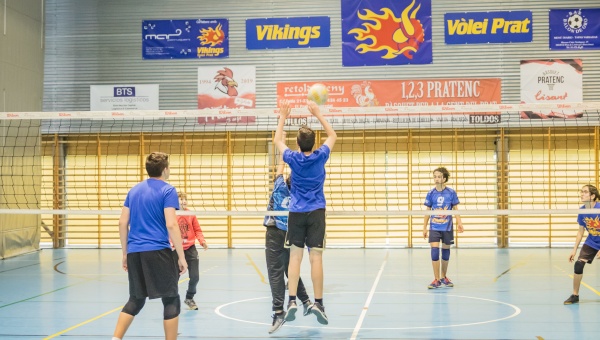 Entrenament de Vòlei en el marc del programa municipal Caràcter Esportiu al CEM Julio Méndez del Prat, març 2019