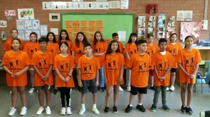 6è canta: 6è de l'Escola Jaume Balmes canta el missatge de L' Escola d'Arts en Viu