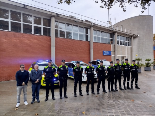 Els set agents de la policia local destinats a València, amb el cap i el sotscap del cos, el regidor de Seguretat Rafa Duarte i l'alcalde, Lluís Mijoler.