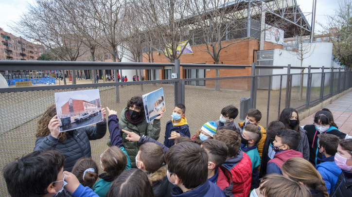 Les tècniques de l'Arxiu expliquen a l'alumnat com havia estat la seva escola en el passat