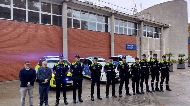 Els set agents de la policia local destinats a València, amb el cap i el sotscap del cos, el regidor de Seguretat Rafa Duarte i l'alcalde, Lluís Mijoler.