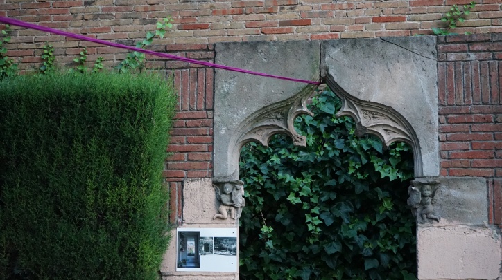 Jardins de Torre Muntadas amb intervencions de Glòria Tormo i Biel Llinàs-Ada Fuentes. Fotografia d'Ada Fuentes.