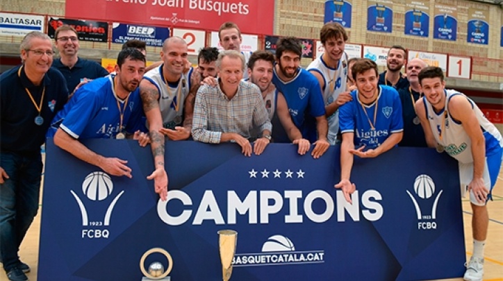 Els campions celebrant el triomf. FOTO: CB Prat