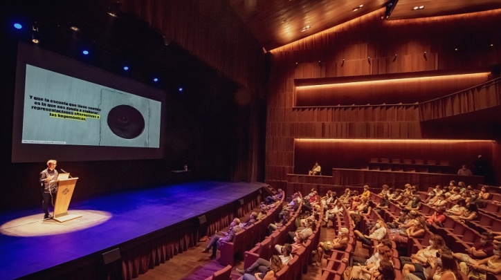 Carlos Magro durant la seva ponència al Teatre L'Artesà.