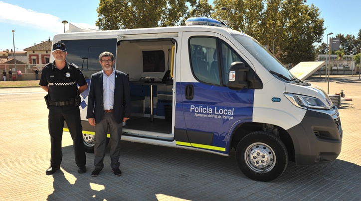 L'inspector en cap de la Policia Local, Ramon Dosaigues, i el tinent d'alcalde de Seguretat Ciutadana, Joaquim Bartolomé, durant la presentació de la unitat mòbil.