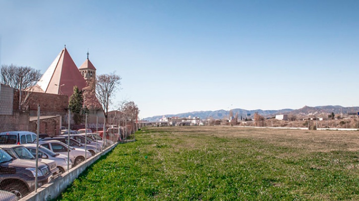 Zona on es construirà l'aparcament provisional.