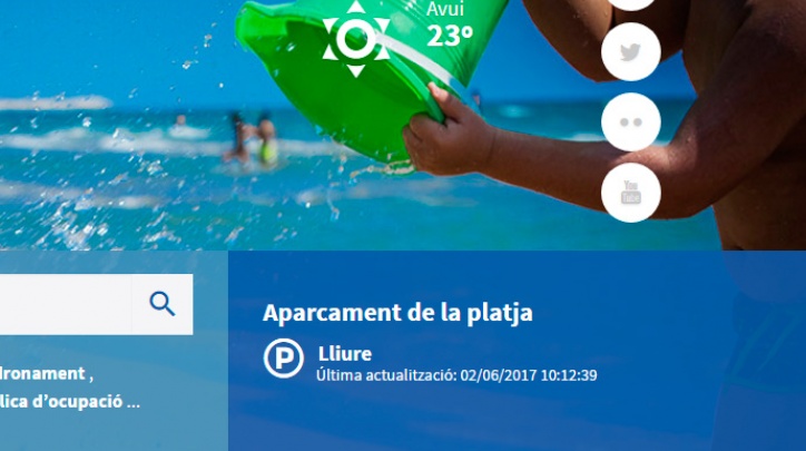 Apartat a la portada del web municipal on s'informa de l'estat de l'aparcament a la platja.