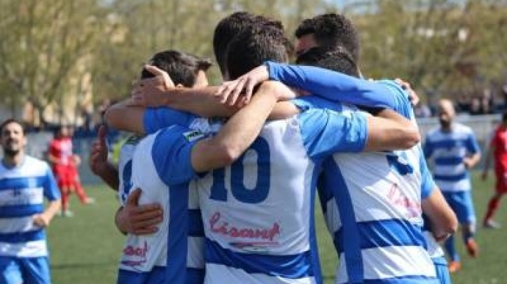 Els jugadors de l'AE Prat celebrant un gol. (FOTO: AE Prat)