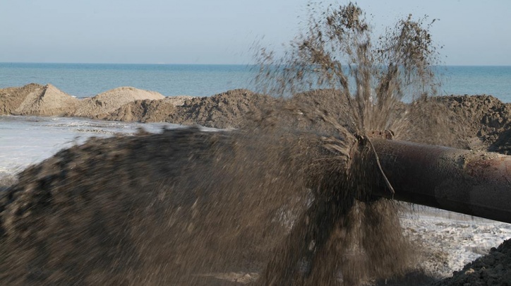 Abocament de sorra a la platja.