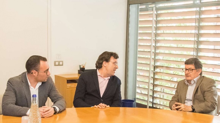 Reunió per a la signatura del conveni. D'esquerra a dreta: Juan Pedro Pérez, tinent d'alcalde d'Esports; Xavier Torres, president de la Federació; i Lluís Tejedor, alcalde del Prat.