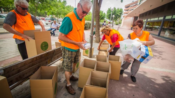 Persones voluntàries en una recollida d'aliments al Prat.