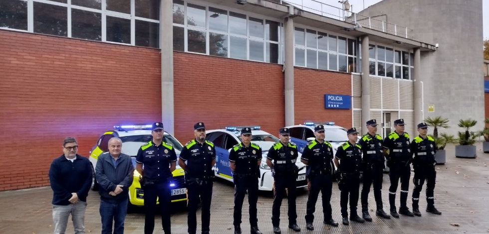 Els set agents de la policia local destinats a València, amb el cap i el sotscap del cos, el regidor de Seguretat Rafa Duarte i l'alcalde, Lluís Mijoler.