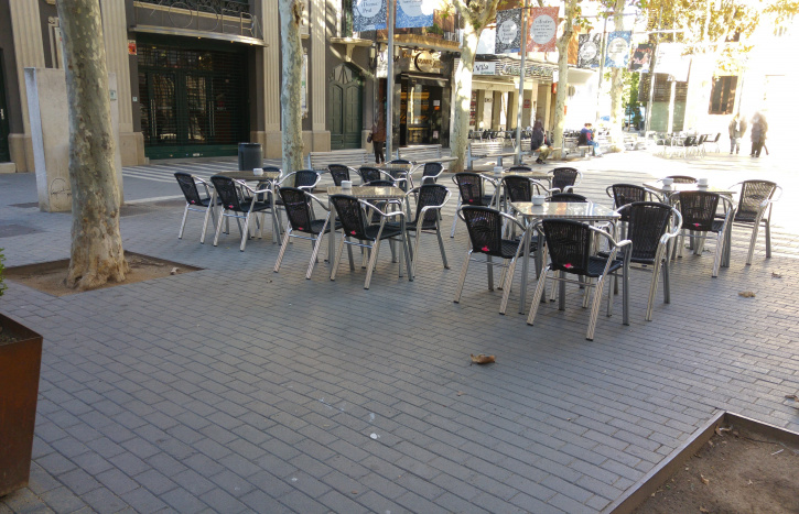 Fotografia de terrassa de bar a la plaça de la Vila 